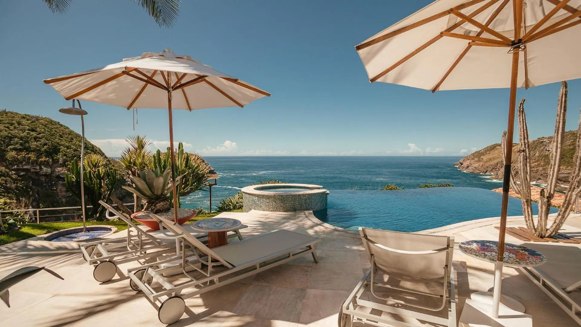 Cliffside Luxury Inn Hotel