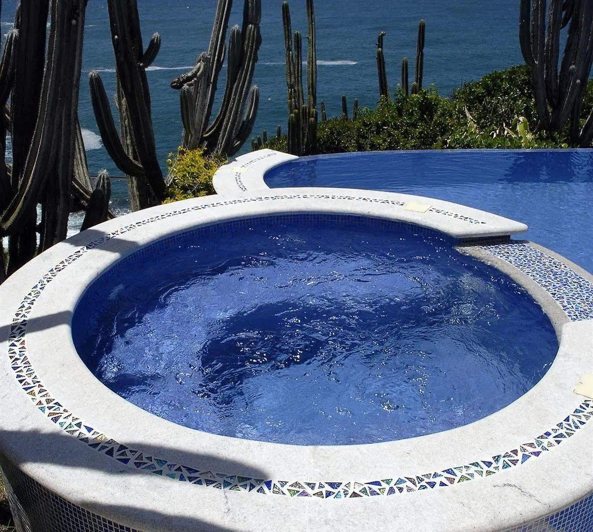 Cliffside Luxury Inn Hotel